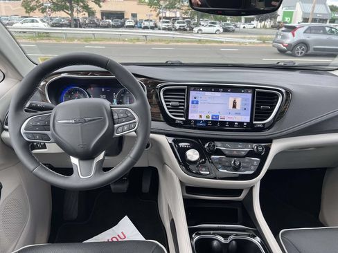 Used 2023 Chrysler Pacifica Limited FWD image 11