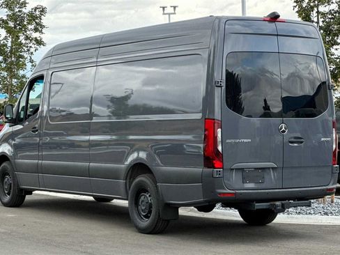 Used 2024 Mercedes-Benz Sprinter 2500 image 3