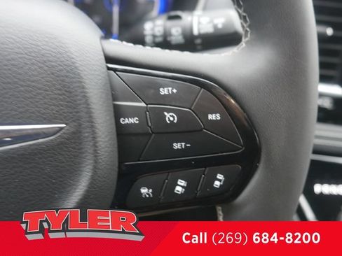 Used 2025 Chrysler Pacifica Limited FWD image 26