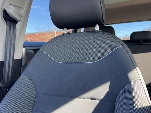 Used 2025 Volkswagen Taos SE image 21