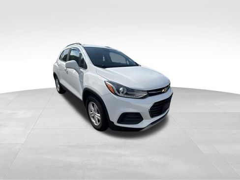 Used 2019 Chevrolet Trax LT w/ LT Convenience Package FWD image 9