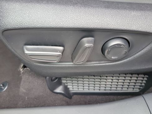Used 2024 Toyota Sienna XLE FWD image 18