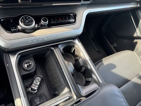 Used 2025 Ford Expedition Platinum w/ Driver's Package image 39