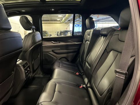 Used 2025 Jeep Grand Cherokee Limited AWD/4WD image 22