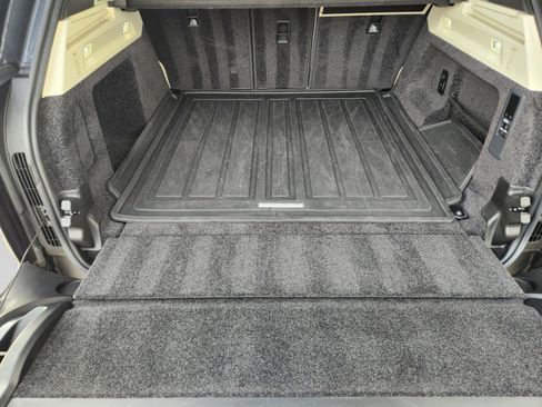 Certified 2025 Land Rover Range Rover SE image 30