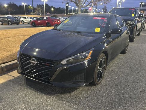 Used 2024 Nissan Altima 2.5 SR w/ SR Premium Package image 2