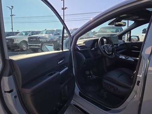 Used 2025 Toyota Sienna AWD image 7