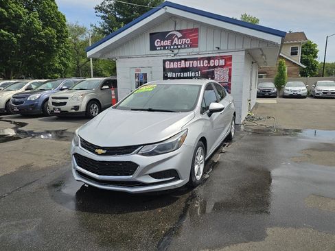 Used 2018 Chevrolet Cruze LT FWD image 4