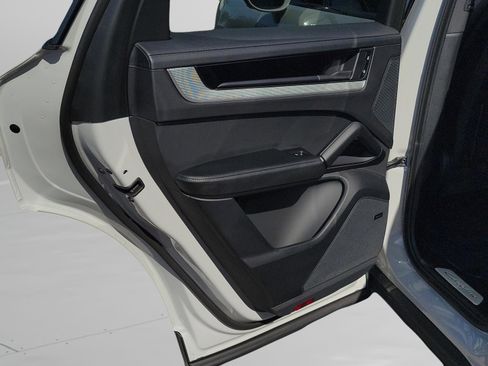 Used 2025 Porsche Cayenne image 9