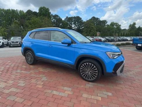 Used 2025 Volkswagen Taos SE FWD image 4