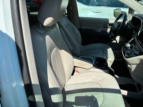 Used 2021 Chrysler Pacifica Touring-L FWD image 18