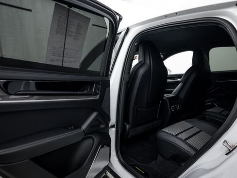 Certified 2025 Porsche Cayenne Turbo AWD/4WD image 22