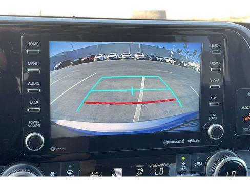 Used 2021 Toyota Highlander LE FWD image 28