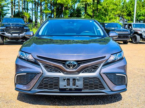 Used 2024 Toyota Camry SE FWD image 3