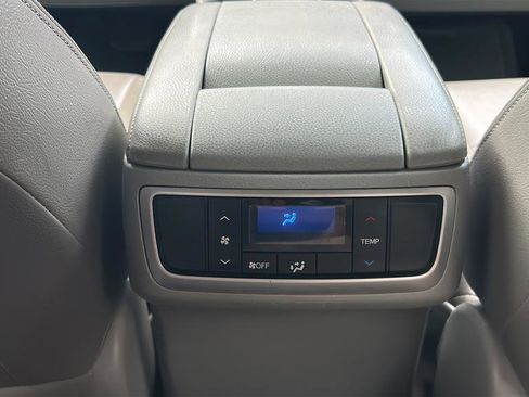 Used 2016 Toyota Highlander LE FWD image 25