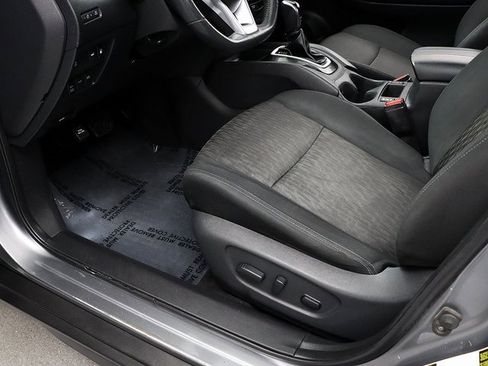 Used 2018 Nissan Rogue SV image 24