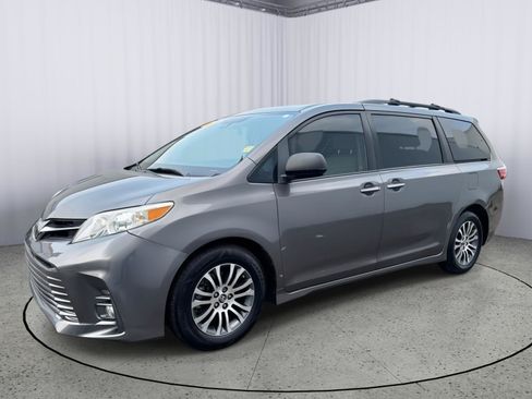 Used 2019 Toyota Sienna XLE Premium FWD image 12