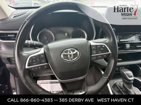 Used 2024 Toyota Highlander XLE AWD/4WD image 12