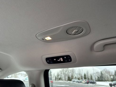 Used 2024 Chrysler Pacifica Select image 22