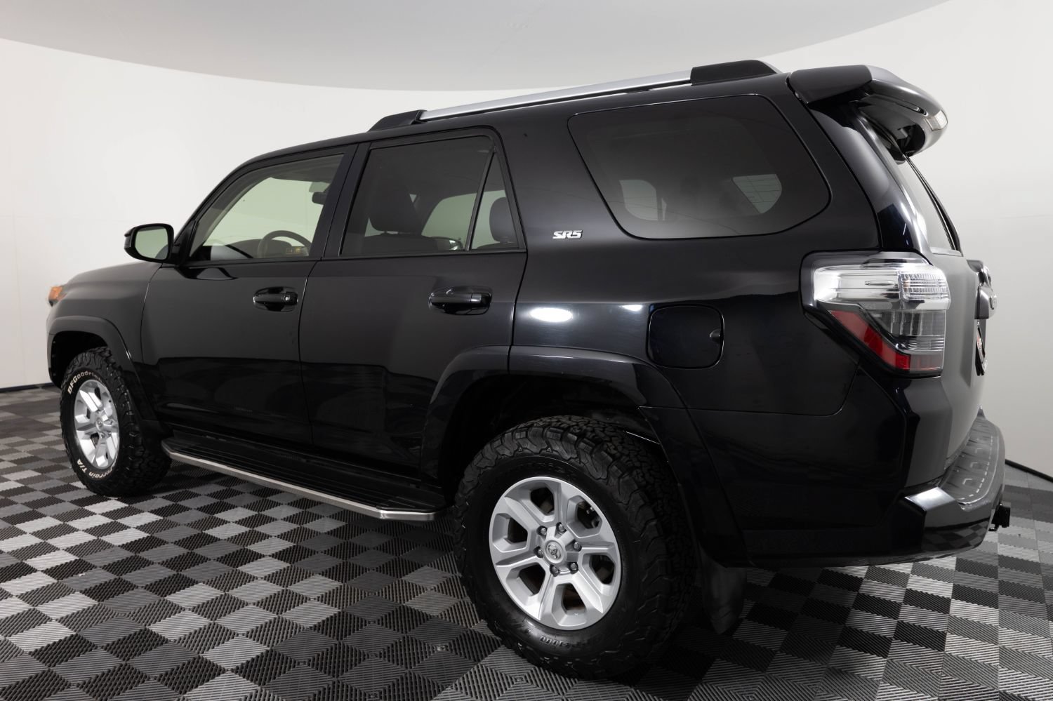 Used 2019 Toyota 4Runner SR5 AWD/4WD image 4