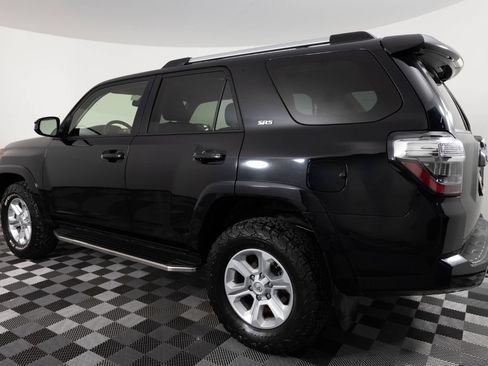 Used 2019 Toyota 4Runner SR5 AWD/4WD image 4