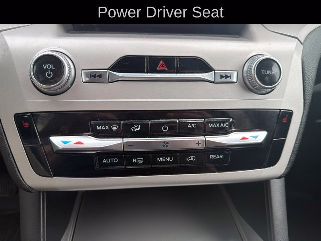 Used 2023 Ford Explorer XLT AWD/4WD image 17