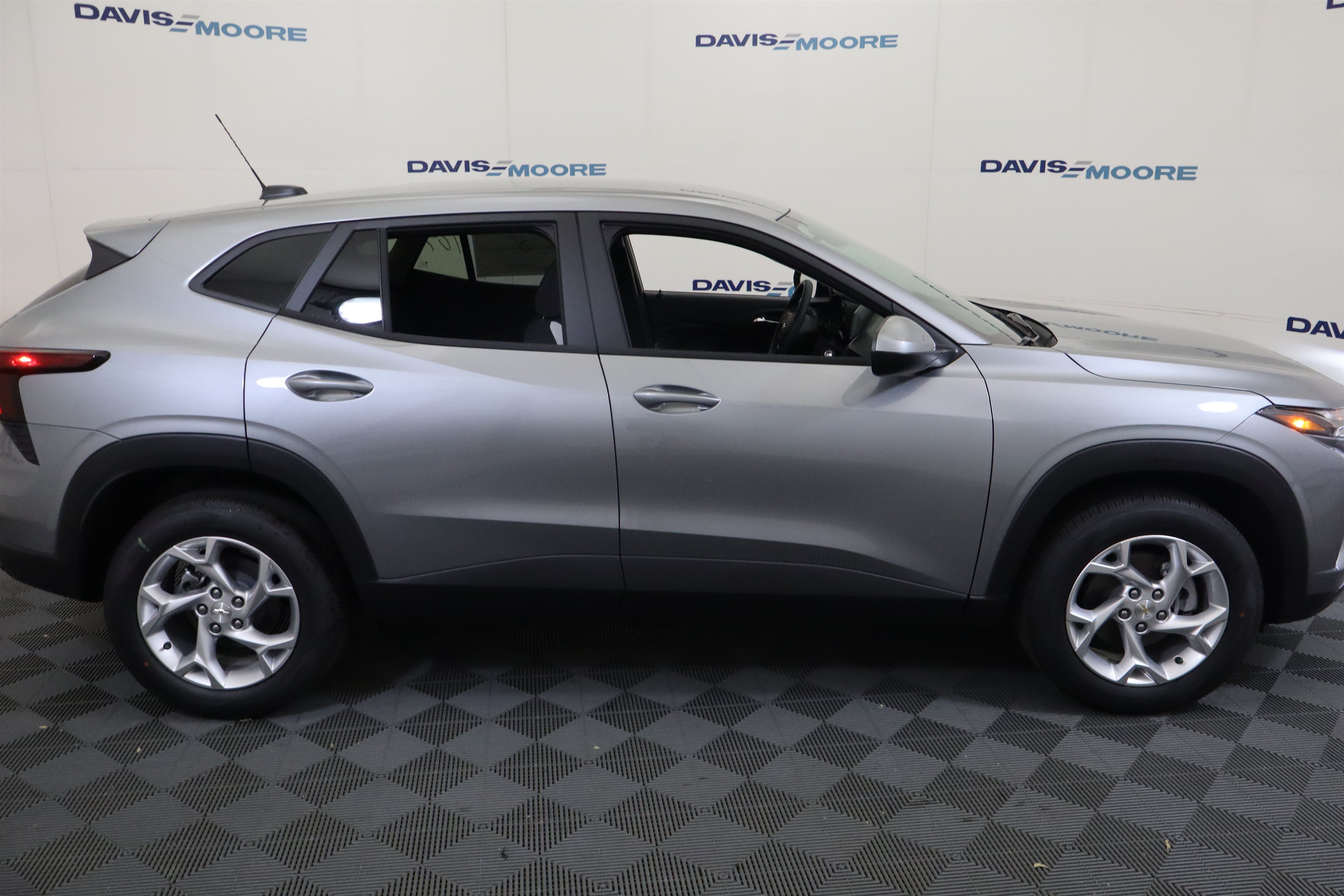 New 2026 Chevrolet Trax LS w/ LS Convenience Package FWD image 5