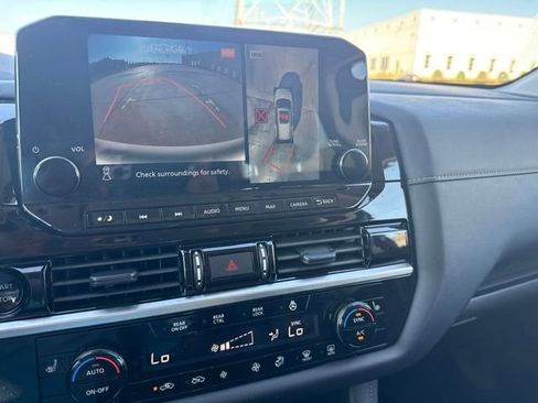 Used 2025 Nissan Pathfinder SL AWD/4WD image 12