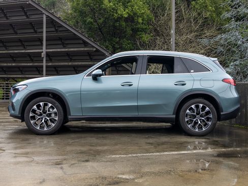 Used 2025 Mercedes-Benz GLC 350e 4MATIC image 2