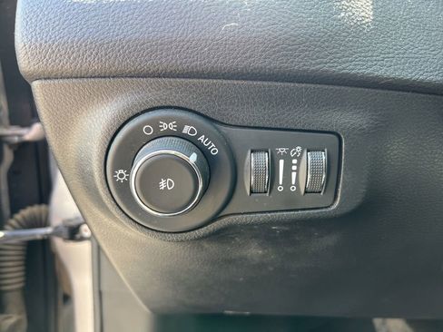 Used 2019 Jeep Compass Latitude w/ Cold Weather Group AWD/4WD image 11