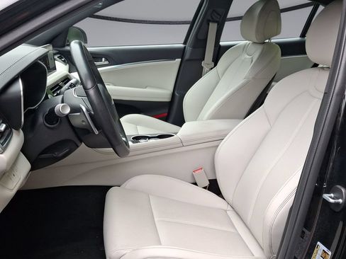 Used 2025 Genesis G70 2.5T image 11