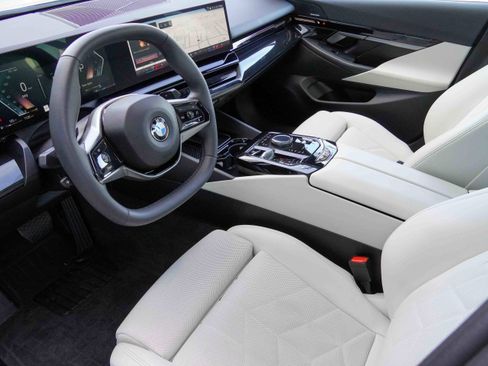Certified 2025 BMW 530i xDrive image 9