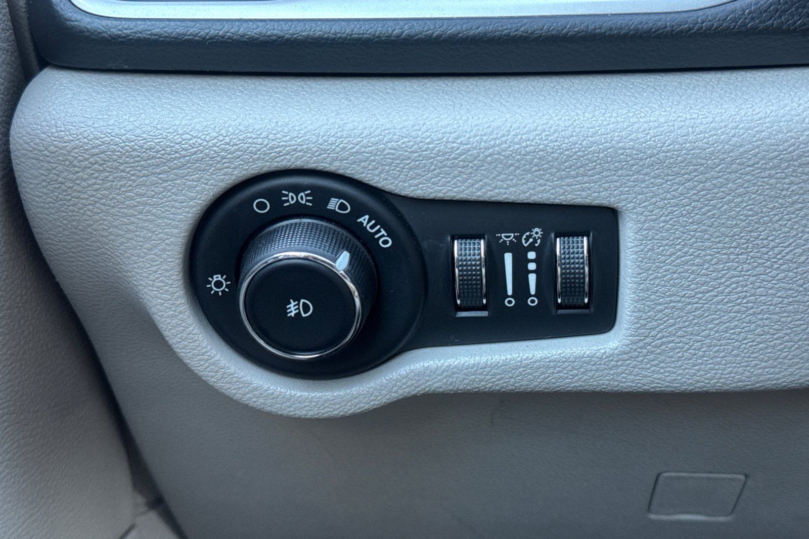 Used 2018 Chrysler Pacifica Touring-L FWD image 41