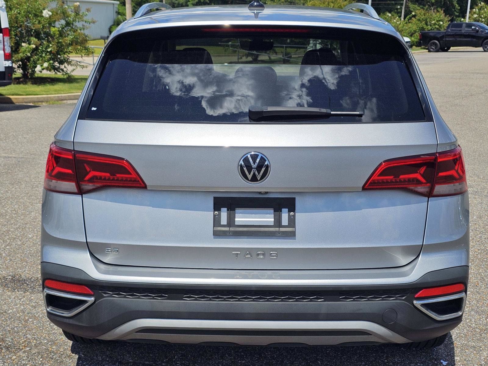 Used 2023 Volkswagen Taos SE w/ Black Wheel Package FWD image 9