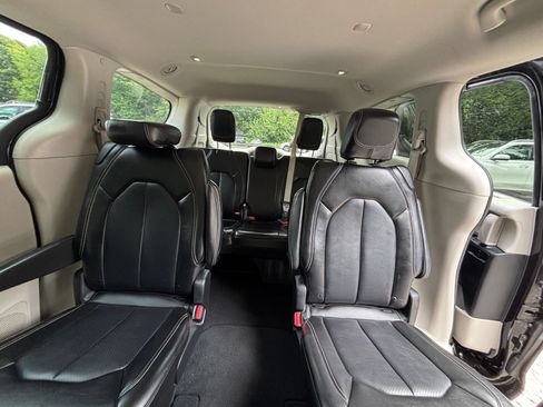 Used 2024 Chrysler Pacifica Touring-L FWD image 39