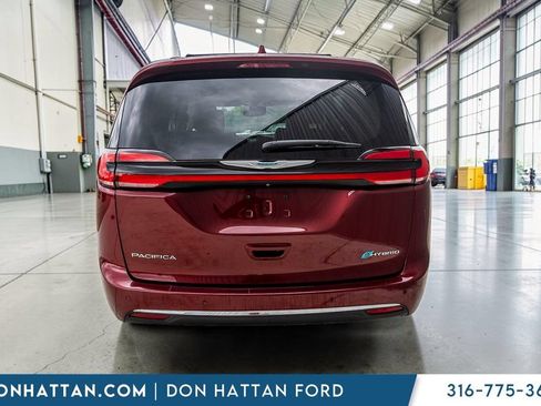 Used 2021 Chrysler Pacifica Touring-L FWD image 28