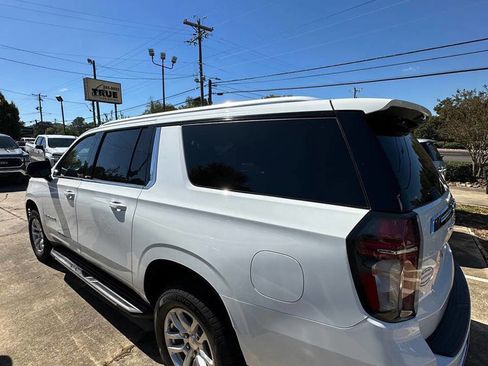 Used 2021 Chevrolet Suburban LT image 3