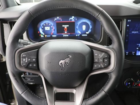 Used 2025 Ford Bronco Badlands image 17