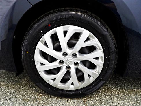 Used 2017 Toyota Corolla LE FWD image 18