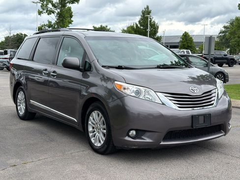 Used 2016 Toyota Sienna XLE FWD image 7
