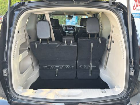 Used 2024 Chrysler Pacifica Touring-L FWD image 17