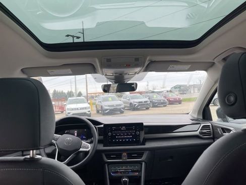 Used 2025 Volkswagen Taos SE image 7