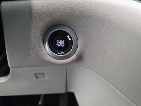 Certified 2023 Chrysler Pacifica Touring-L image 27