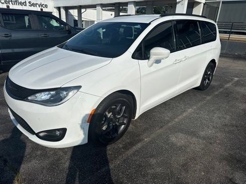 Used 2019 Chrysler Pacifica Touring-L Plus w/ Advanced Safetytec Group FWD image 2