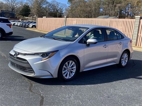 Used 2023 Toyota Corolla LE image 3
