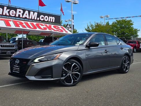 Used 2025 Nissan Altima 2.5 SR FWD image 3