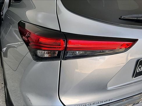 Used 2023 Toyota Highlander Platinum image 40