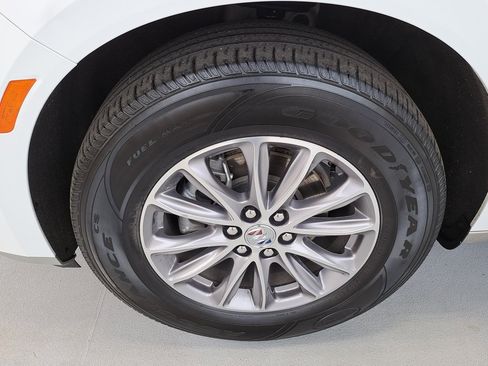 Used 2023 Buick Enclave Essence image 37