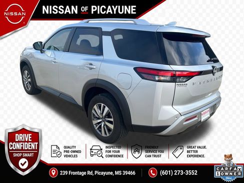 Used 2025 Nissan Pathfinder SL FWD image 3