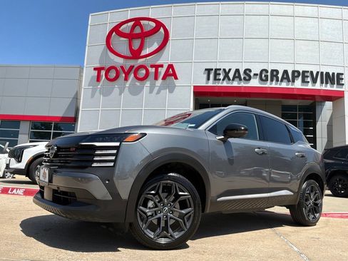 Used 2026 Nissan Kicks SR FWD image 2
